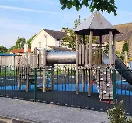 In Foxford, 8 Guests Rinnananny