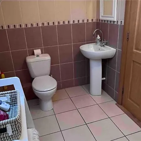 In Foxford, 8 Guests