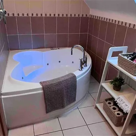 In Foxford, 8 Guests Rinnananny