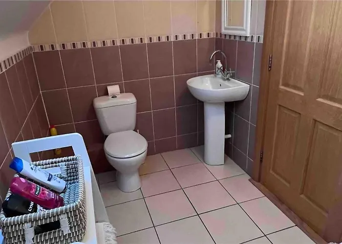 In Foxford, 8 Guests