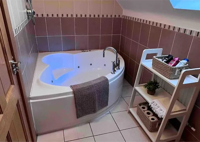 In Foxford, 8 Guests Rinnananny